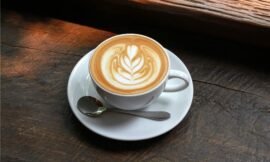 Domina el Arte Latte en tu Café Expreso: Consejos para Crear Diseños Sorprendentes”