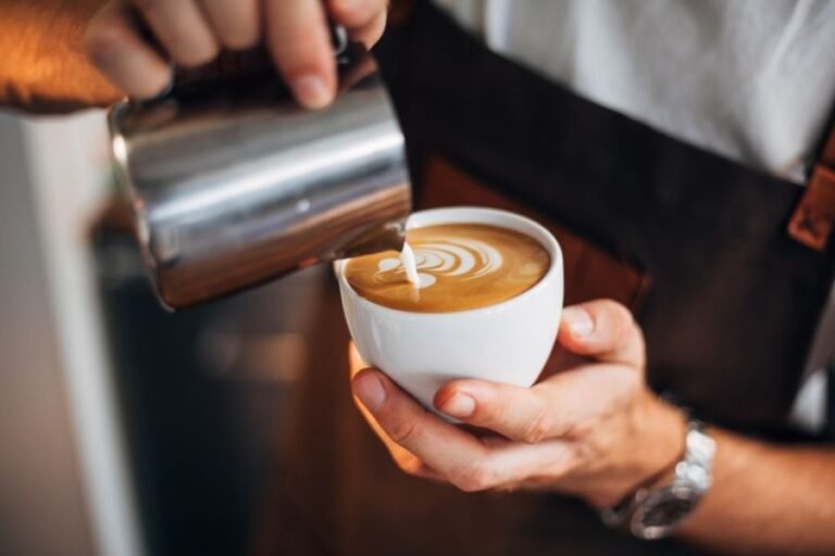 Lee más sobre el artículo Cómo lograr un arte latte profesional con café expreso