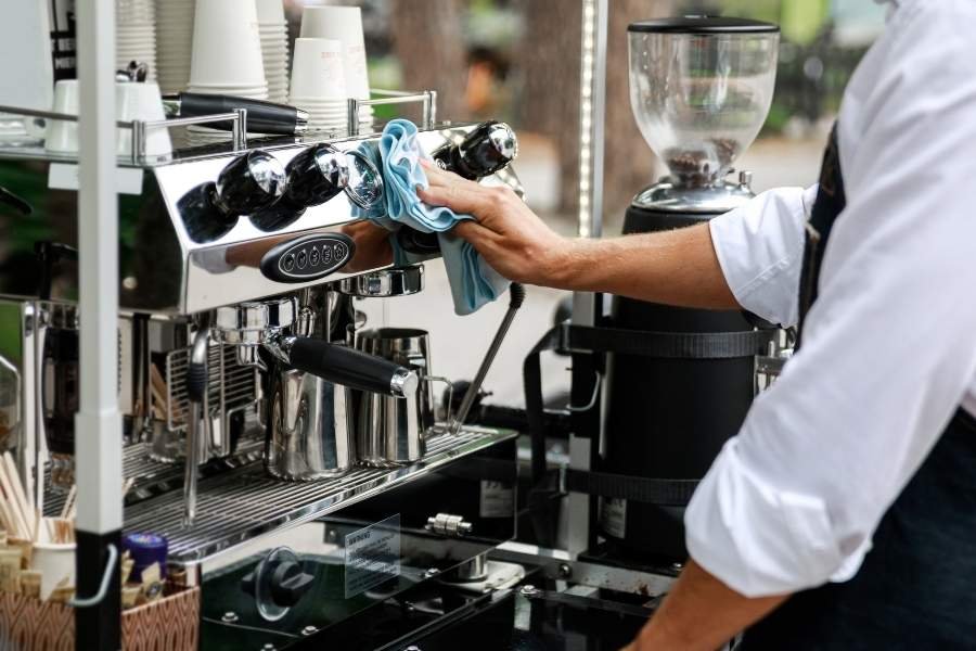 Cómo limpiar tu máquina de café expreso