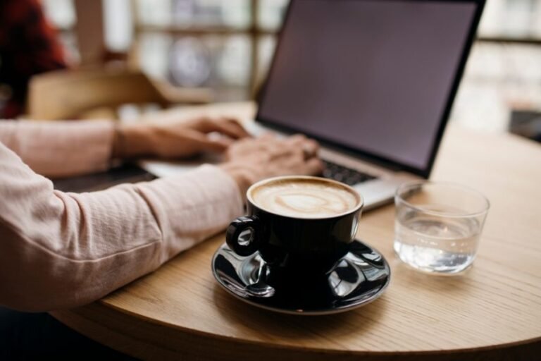 Lee más sobre el artículo Café y productividad: mitos y realidades que debes conocer